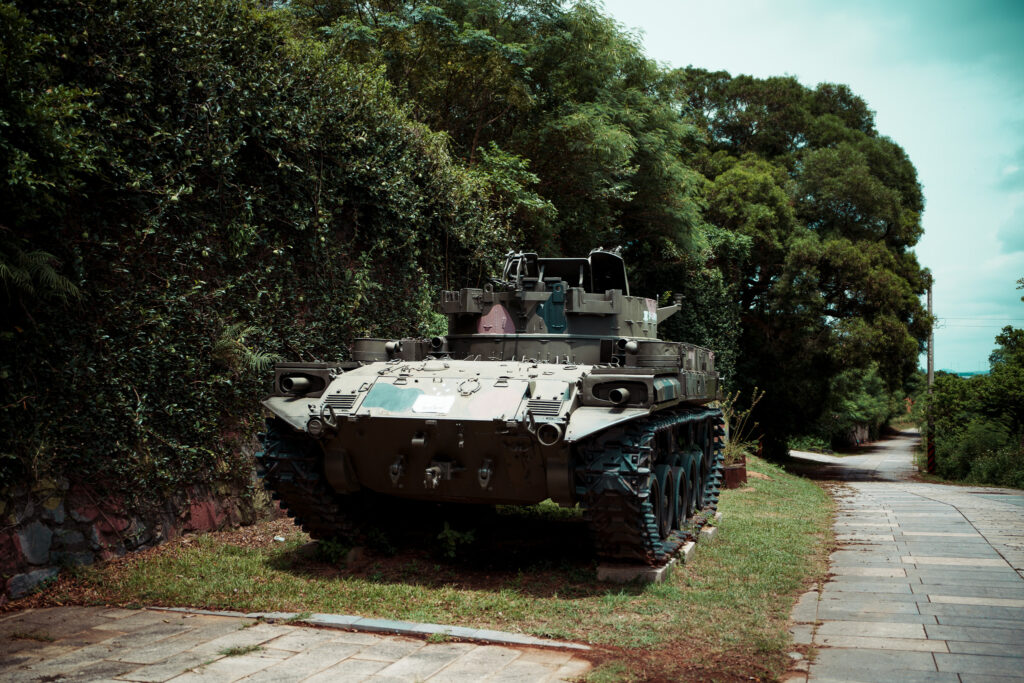鐵漢堡の外に展示されたM42自走対空砲と周囲の道